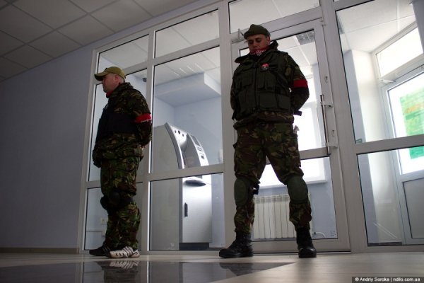 У Нововолинську «Правий сектор» заблокував «Сбербанк Росії». ФОТО