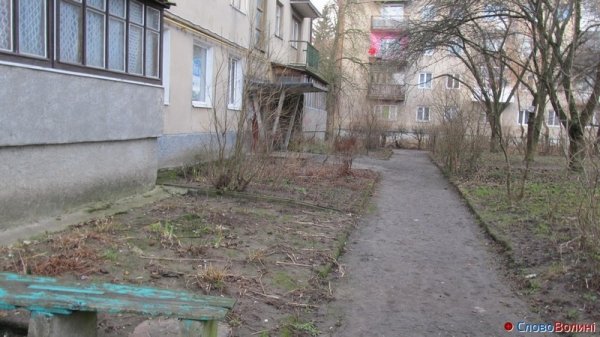 Проблема в луцькому дворі: автівки перегородили в'їзд. ФОТО