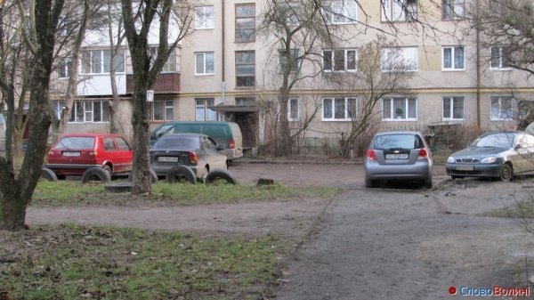 Проблема в луцькому дворі: автівки перегородили в'їзд. ФОТО