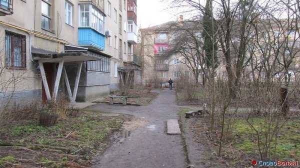 Проблема в луцькому дворі: автівки перегородили в'їзд. ФОТО