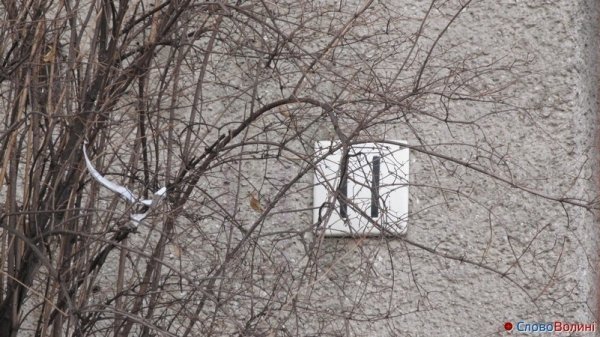 Проблема в луцькому дворі: автівки перегородили в'їзд. ФОТО