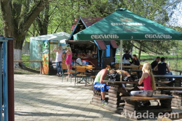 У зоопарку немає жодної лавки, де могли б посидіти відвідувачі, однак є літнє кафе