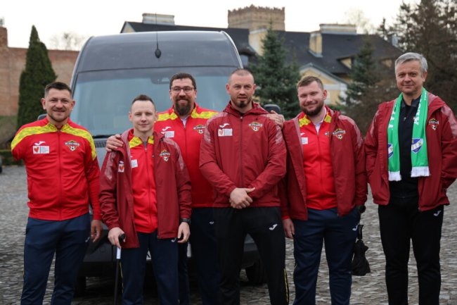 Волонтери з Фінляндії подарували луцьким ампфутболістам авто та інвентар. ФОТО