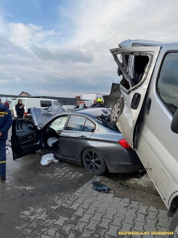 Біля Луцька – масштабна аварія: BMW влетіла у автомийку і протаранила три авто. ОНОВЛЕНО