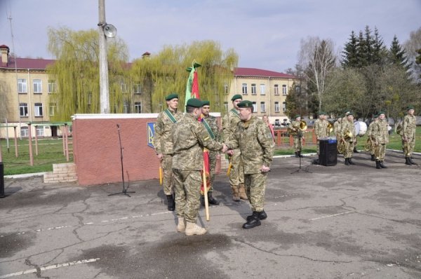 Екс-начальник луцьких прикордонників попрощався з Бойовим Прапором військової частини. ФОТО