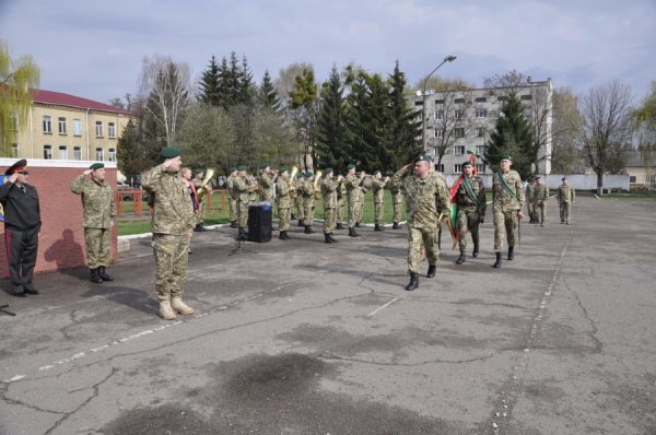Екс-начальник луцьких прикордонників попрощався з Бойовим Прапором військової частини. ФОТО