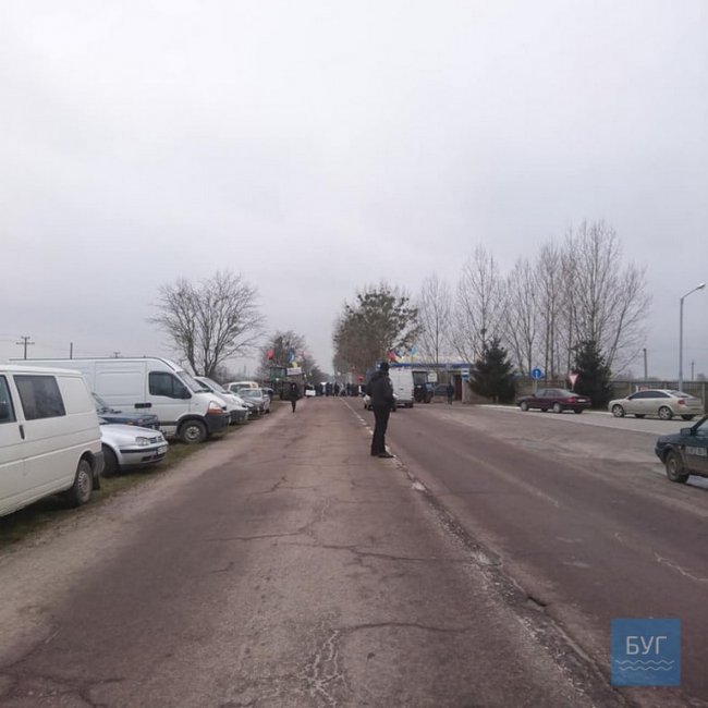 Проти продажу землі: перед Устилугом мітингувальники перекрили дорогу. ФОТО
