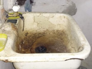 Сморід, іржа і пліснява: показали жахливі умови у волинській колонії. ФОТО