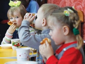 У сільради на Волині вимагають безкоштовно харчувати в дитсадку деяких дітей 