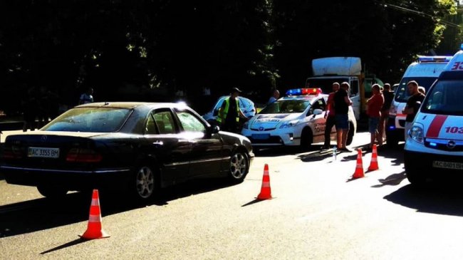 У Луцьку на пішохідному переході Mercedes збив двох дівчат. ФОТО