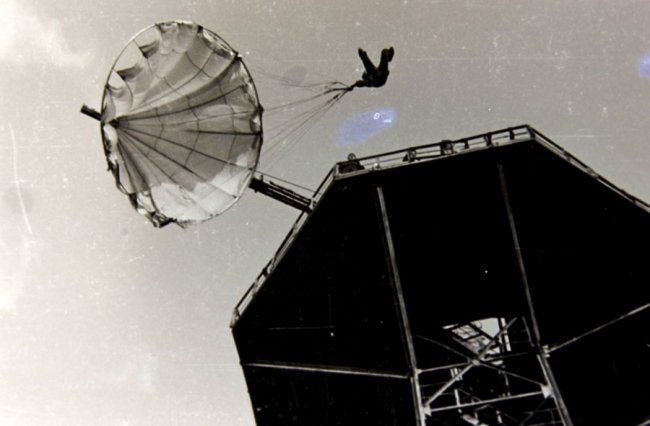 У центральному парку Луцька можна було стрибнути з парашутом. РЕТРОФОТО