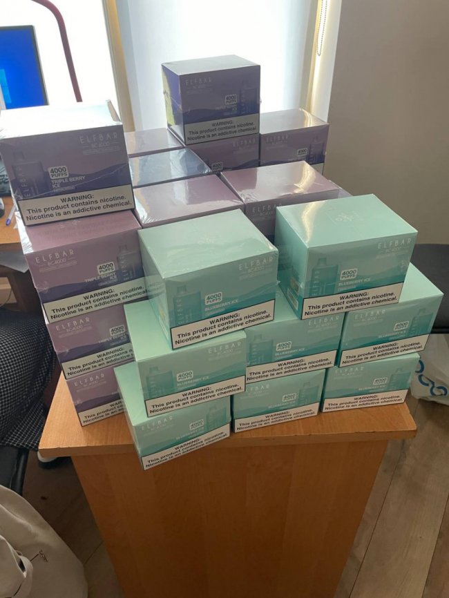 Заховали у спальні мішки та ковдри: на «Ягодині» у водіїв-далекобійників вилучили 400 коробок електронних сигарет 