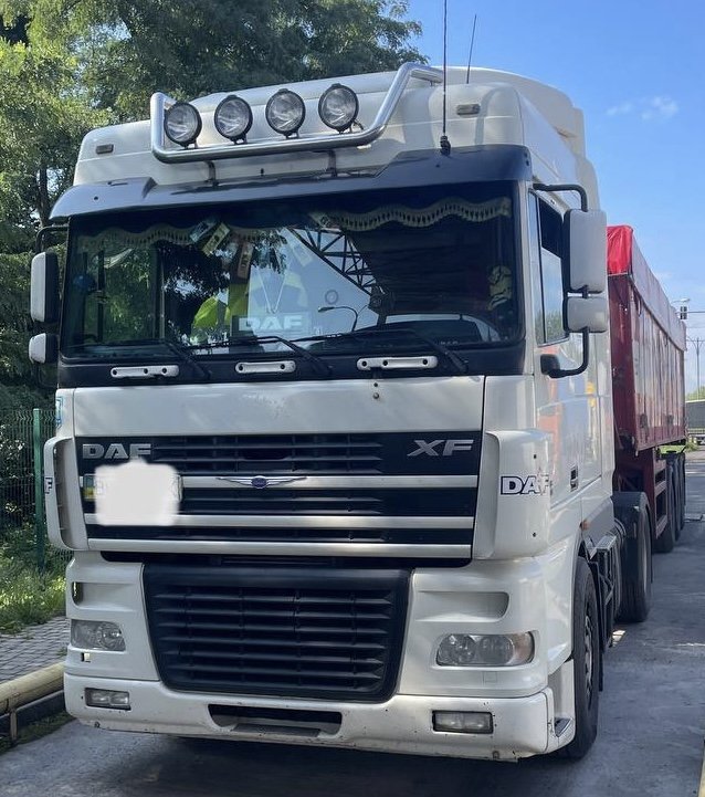 Заховали у спальні мішки та ковдри: на «Ягодині» у водіїв-далекобійників вилучили 400 коробок електронних сигарет 