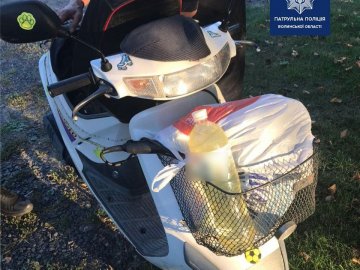 Без шолома, номерного знака і нетверезий: патрульні зловили на Волині водія-порушника