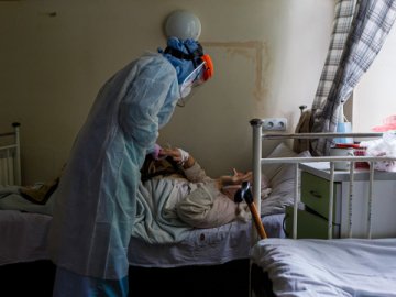Повідомили, скільки нових заражених COVID-19 виявили в Україні та скільки людей померли від недуги за добу