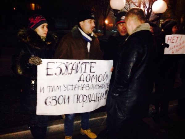 Луцького депутата у Донецьку зустріли плакатами «Чемодан – вокзал – Майдан!». ФОТО