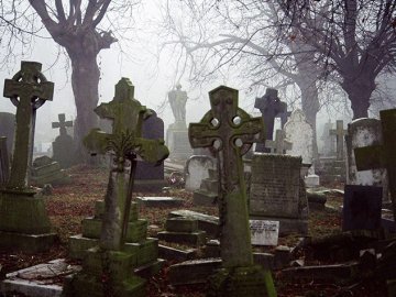 На Волині чоловік розгромив сім могил