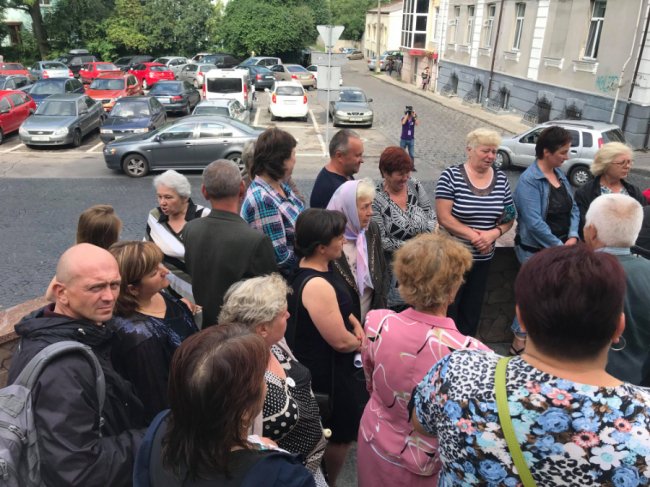 Луцькі базарники пікетують мерію. ФОТО