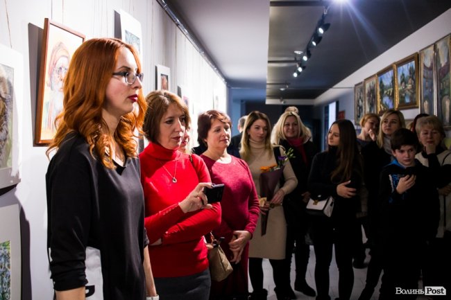 Точність ліній та глибина поглядів: у луцькому «Промені» презентували виставку Вікторії Марценюк