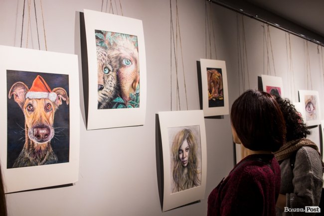 Точність ліній та глибина поглядів: у луцькому «Промені» презентували виставку Вікторії Марценюк