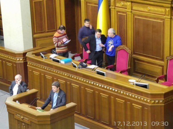 Опозиція блокує Раду. ФОТО