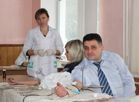 Головний міліціонер Волині поділився кров'ю. ФОТО