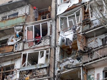 Росія вдарила по п'ятиповерхівці у Покровську: є постраждалі