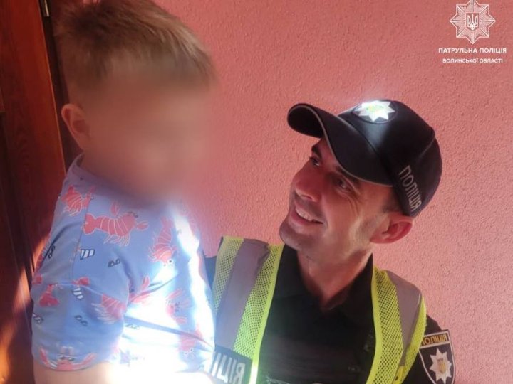 На Волині патрульні повернули матері зниклу дитину