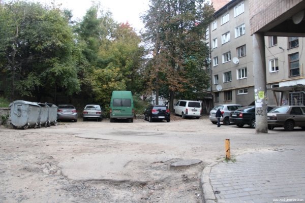 Мешканці багатоповерхівок у центрі Луцька скаржаться на розруху в дворі. ФОТО
