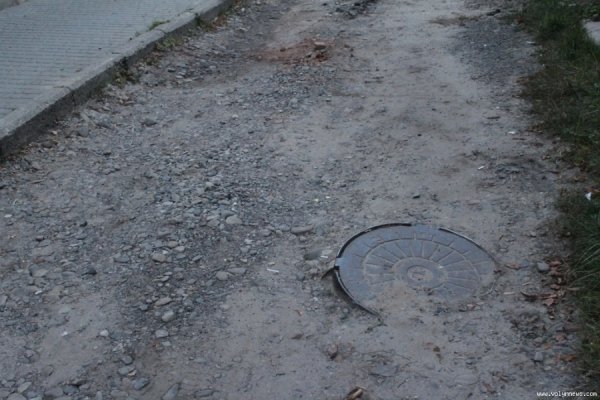 Мешканці багатоповерхівок у центрі Луцька скаржаться на розруху в дворі. ФОТО