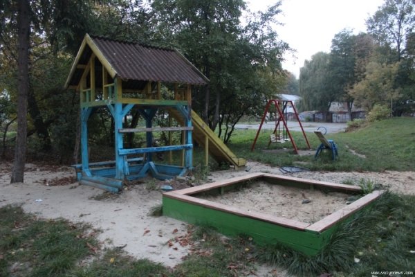 Мешканці багатоповерхівок у центрі Луцька скаржаться на розруху в дворі. ФОТО