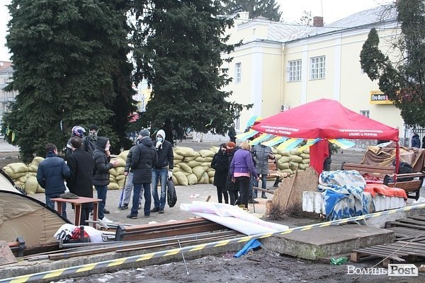 У центрі Луцька збираються люди. ФОТО