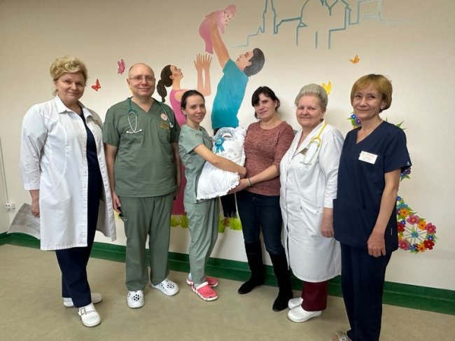 З лікарні в Луцьку виписали малюка, який народився з вагою 900 грамів