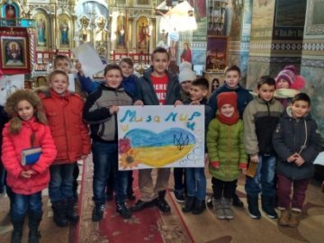 Волинські дітлахи зробили подарунки для солдатів