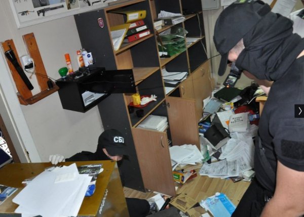 Закарпатські митники ховали хабарі у... собачому вольєрі. ФОТО. ВІДЕО