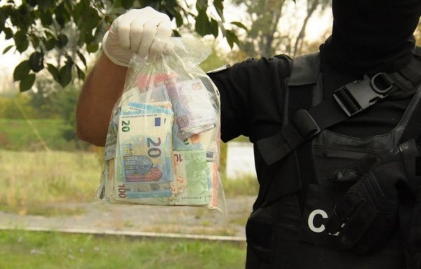 Закарпатські митники ховали хабарі у... собачому вольєрі. ФОТО. ВІДЕО