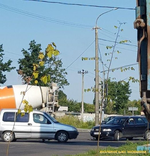 Ранкова аварія у Луцьку: на світлофорі стукнулись дві автівки. ФОТО