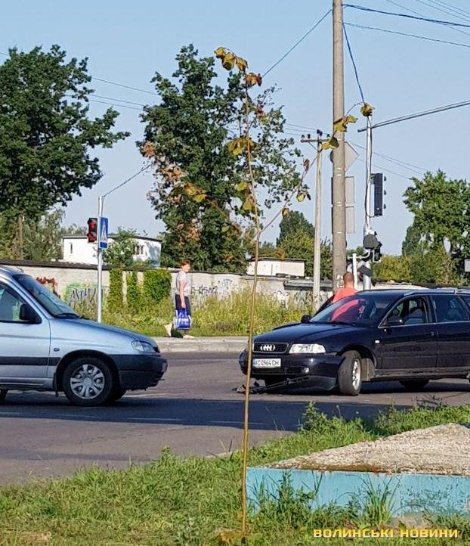 Ранкова аварія у Луцьку: на світлофорі стукнулись дві автівки. ФОТО