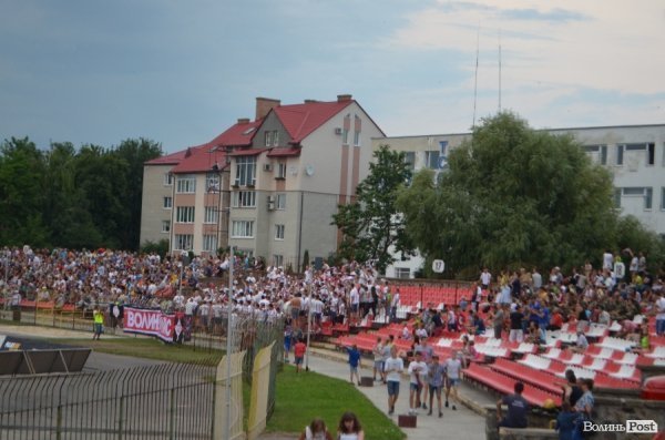 «Волинь» – «Шахтар»: як лучани вболівали на «Авангарді». ФОТО