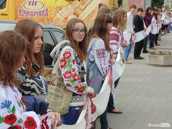 «Єдина країна»: флешмоб у центрі Луцька. ФОТО