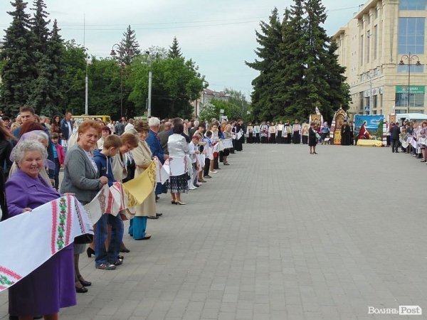 «Єдина країна»: флешмоб у центрі Луцька. ФОТО