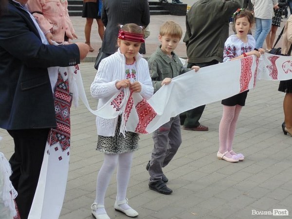 «Єдина країна»: флешмоб у центрі Луцька. ФОТО