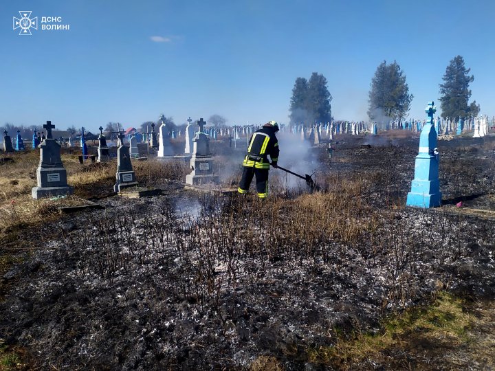 Вогонь перекинувся на хрести й пам'ятники: у селищі на Волині через паліїв трави ледве не згоріло кладовище 