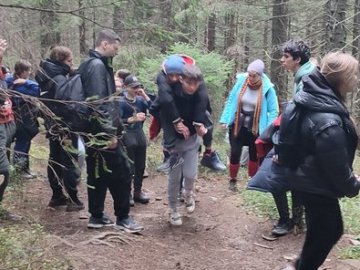 Школярі з Волині розповіли, як на руках винесли однокласника на гору в Карпатах. ВІДЕО