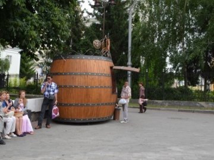 У Луцьку вирішили долю величезної діжки у центрі міста: що з нею буде