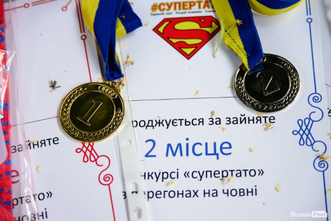 У луцькому парку в День батька влаштували унікальні перегони на човнах. ФОТО