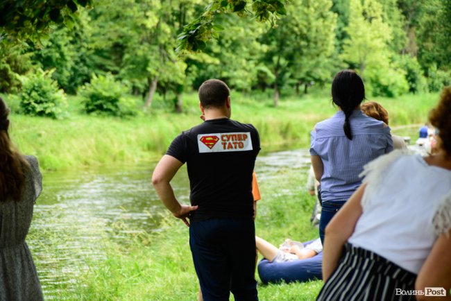 У луцькому парку в День батька влаштували унікальні перегони на човнах. ФОТО