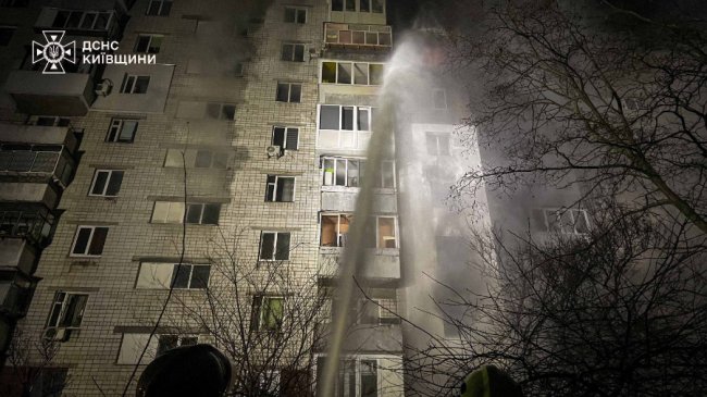 На Київщині росіяни поцілили по багатоповерхівці: одна людина загинула, є постраждалі