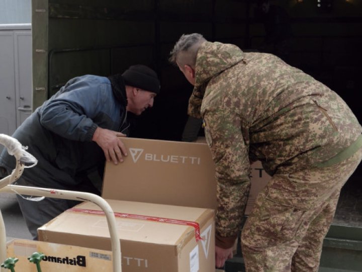 «Українська команда» передала батальйону «Свобода» чергову партію автономних зарядних станцій для безперебійного зв’язку 