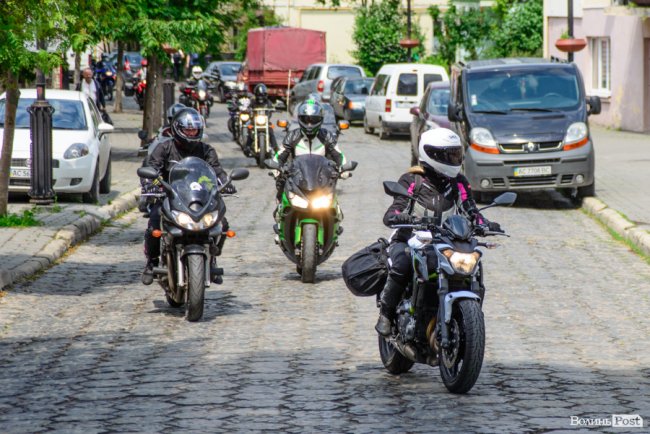 Леді на мотоциклах: у Луцьк приїхали байкерки з декількох країн. ФОТО